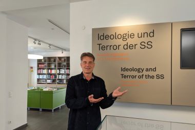 Führung in der Erinnerungs- und Gedenkstätte in Deutscher Gebärdensprache